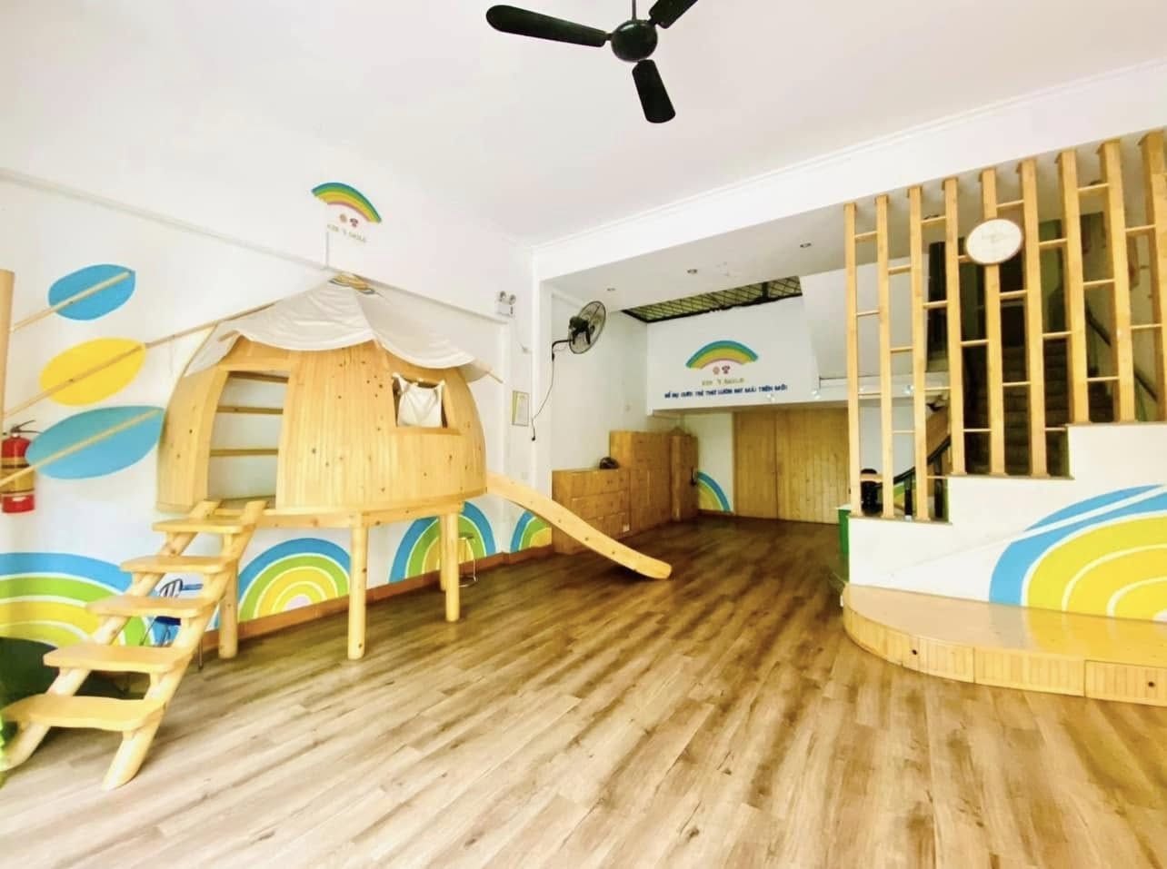 Nhà gỗ có cầu trượt trong phòng chơi