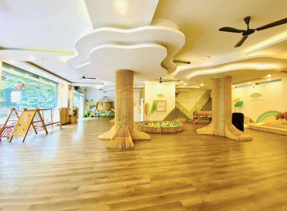 Sảnh chơi nhìn từ cổng với trần mây